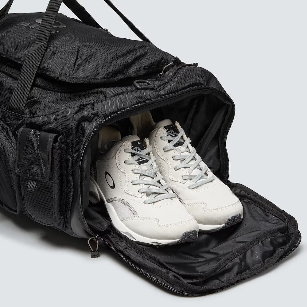 Oakley Urban Ruck Rc Duffle In Blackout