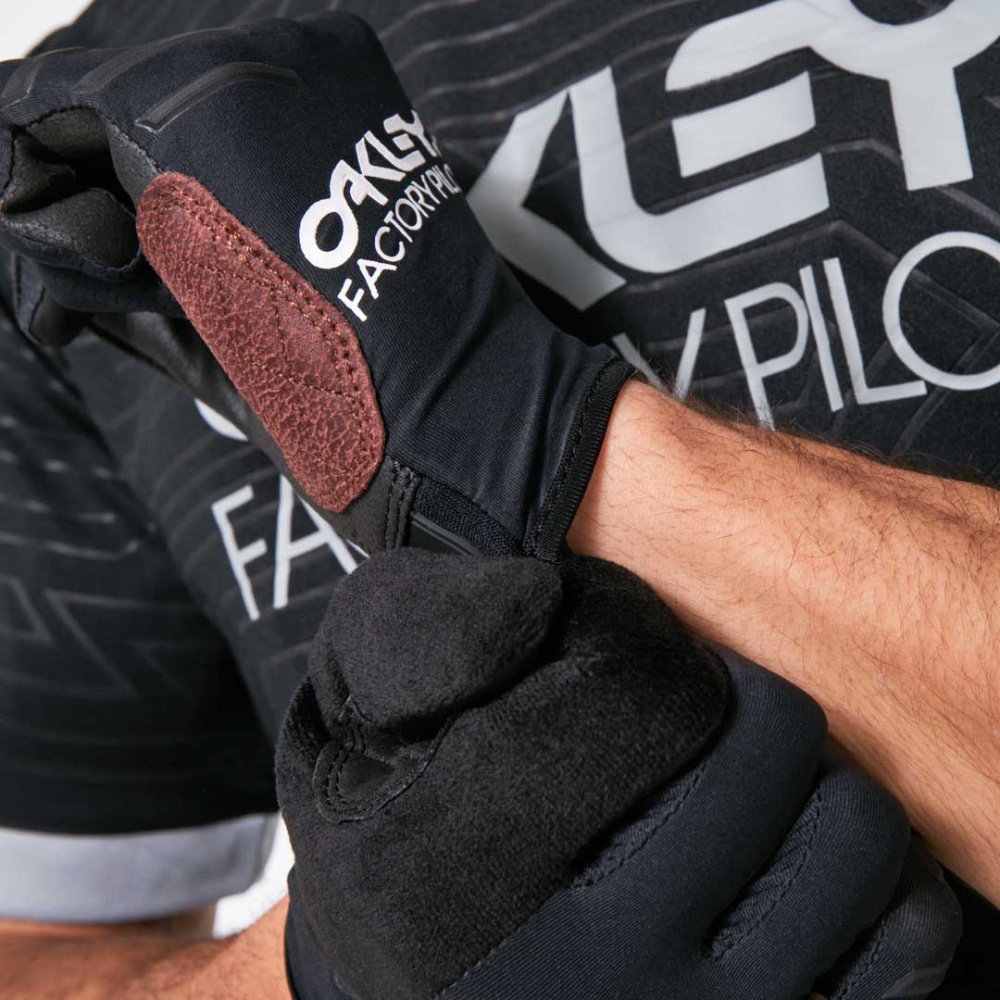 Oakley All Conditions Gloves in Blackout